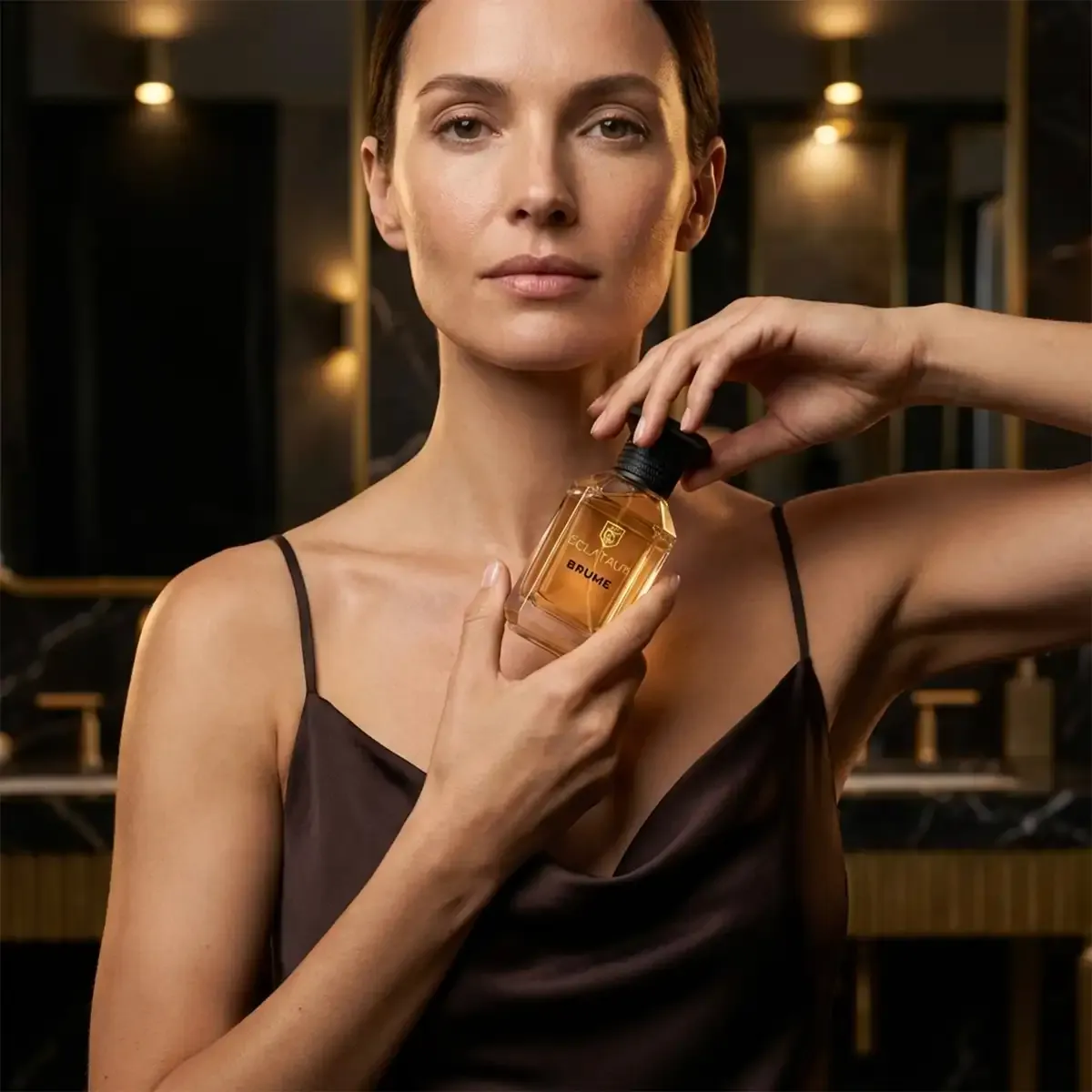 ÉCLATAUR BRUME oriental woody perfume worn in a chiaroscuro-lit scene